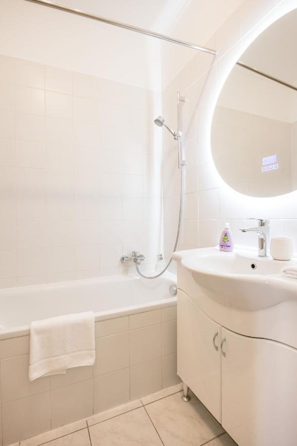 Cozy In The Heart Of With Terrace And Tub Apartment